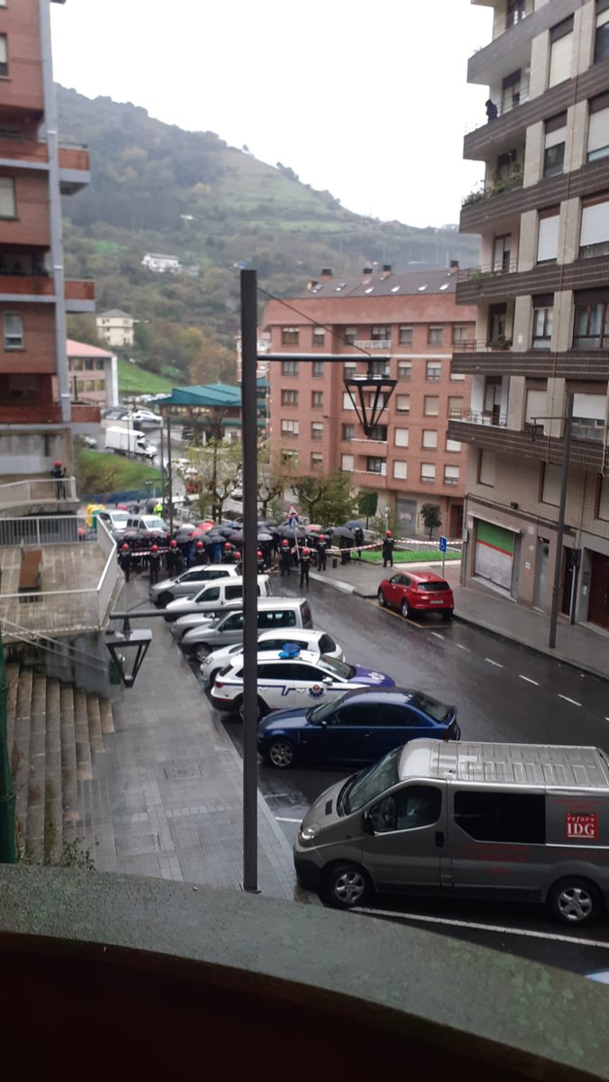 batuelkar's tweet photo. Euria izanda ere, jendeak tinko jarraitzen du Joaquiren eta bere familiaren etxebizitzaren alde.
#KaleratzerikEz
#NoMásDesahucios https://t.co/lBQbKxayI9