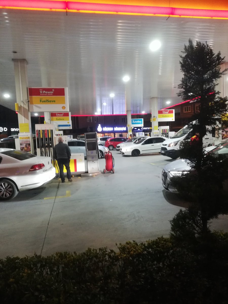 UKurtak's tweet photo. Bu Ülke Nasil Olduda bu hale Geldi Aklım Almıyor Kimisi Dışarıda Aç iken Kimisi Cebinden 10 lira Daha Fazla Kalsın die Kuyruk Kuyruğa Bekleyenlerden Olduk Dewletimiz Sen büyüksün Sen Zengini Daha Zengin Fakiri Daha Fakir Yapanlardan Oldun 🙏🙏#motorin https://t.co/x0TRFT09hy