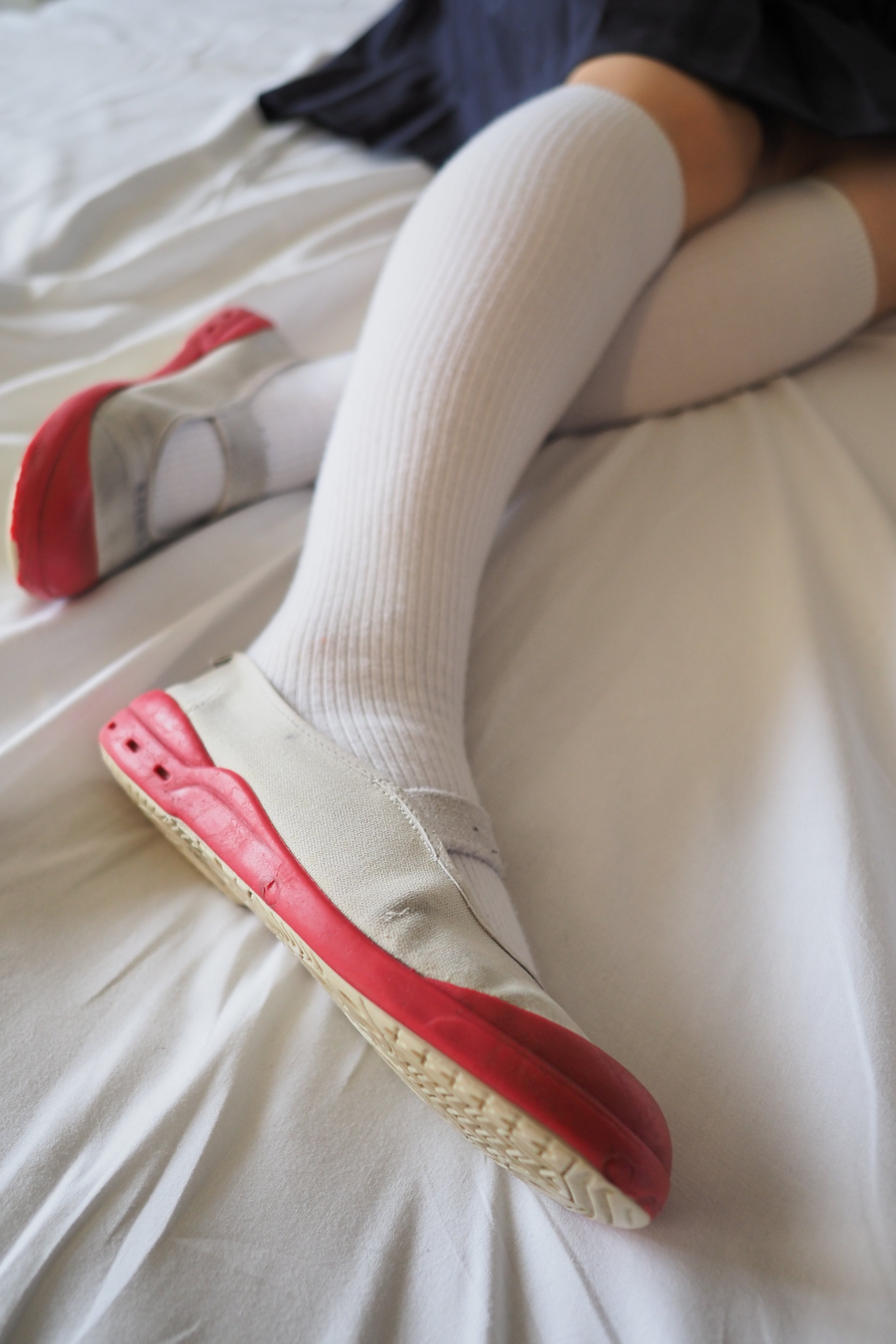 白三つ折りソックス 緊縛 ゆか セーラー服＆三つ折り＆白ハイソ（221枚）20‐4 https://t.co/pqmAp2PItp  つま先に記名入りのアキレスエコロジー22.0cmと白の三つ折りソックスと白ハイソを履いて撮影しました。使用感がある上履きは、とても臨場感があって素敵  ...