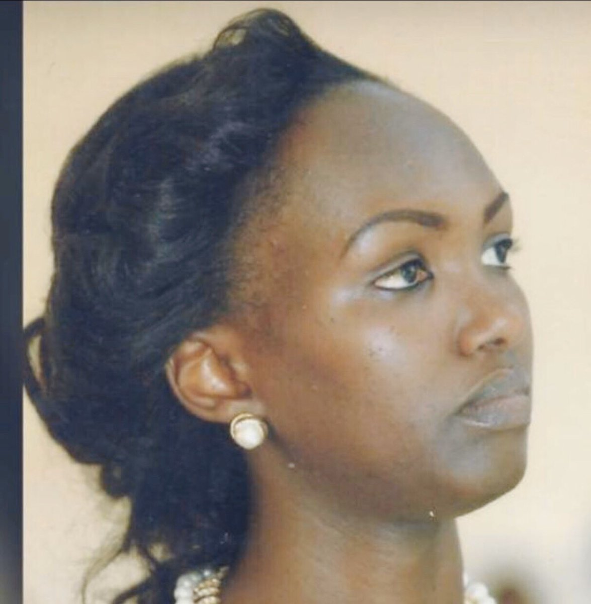 mutesi_lydie's tweet photo. Ruhukira mu mahoro Diane mwiza Nyagasani azakurerere 🙏🏾
Hari ibyo ubwenge n’umutima wanjye bitajya bibasha kwiyumvisha💔💔💔
Uratinyutse wishe uwo mwabaye umwe nakwita igice cyawe, ntugiriye impuhwe ayo maraso ya mwembi ugize imfubyi uteye igikomere cy’uko nyina yishwe na se 💔😭 https://t.co/BwjQskYUlG