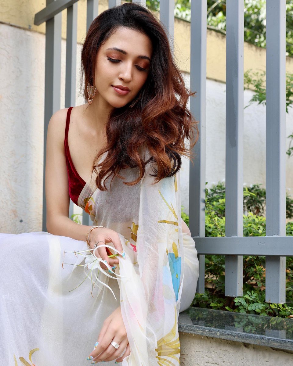 iamnehashetty's tweet photo. Just be 🦋 https://t.co/Imo6H0n9UN