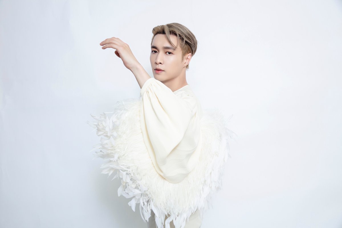The white clothes are fluttering and the dust is not stained. With your support our @layzhang will have more hope and be able to spread his wings even more! #LAYBeeWithYou