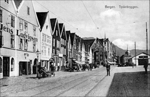 kjenes's tweet photo. Bybanespor vil true Bryggens rykte og utseende har det blitt sagt. Kan minne om at vi hadde trikk over Bryggen for over 100 år siden. Men på 2020-tallet vil vi heller ha tungtrafikk og eksos enn stillegående elektriske vogner @bergenkommune https://t.co/R48qxE9XiJ