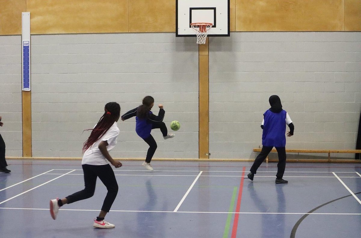 StratfordSch's tweet photo. #GIRLSTHATDO 🦉✨

#SSA girls are kicking up a storm at Football Club!

The girls are learning the technical, physical, psychological and social aspects of the game each week and are coming up trumps. 

We can’t wait to watch them play their first fixture. WATCH THIS SPACE. https://t.co/wWxOuHh5dg