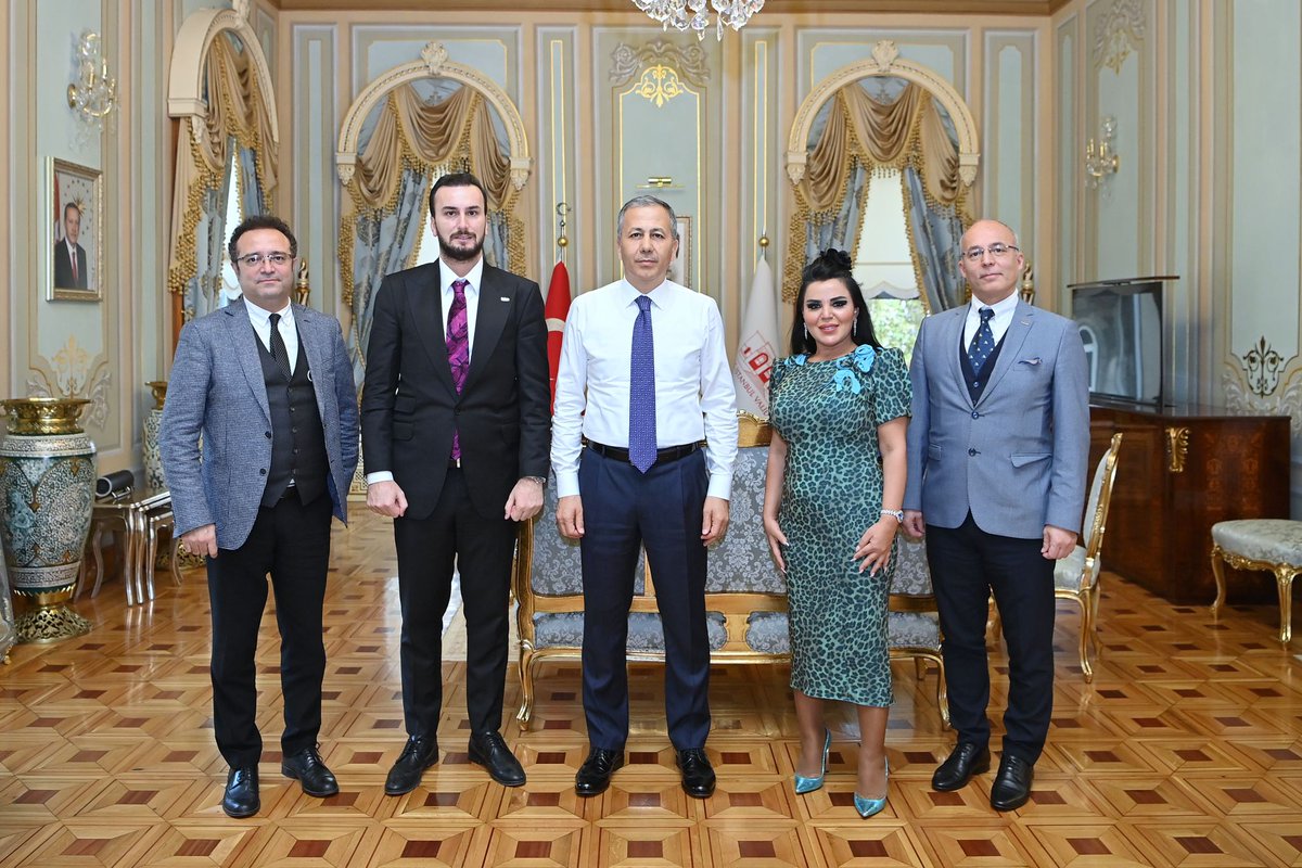 ustiskurumsal's tweet photo. USTİS, Vali YERLİKAYA'yı ziyaret etti.

USTİS Başkanı Aslı TARCAN, Yönetim Kurulu Üyesi Önder BARLAS, Genel Sekreter Dr. Mesut İNAN ve USTİS Başkan Danışmanı Uğur ASLAN, İstanbul Valisi Ali YERLİKAYA’yı makamında ziyaret etti. +++ https://t.co/wb8WN6pMzg