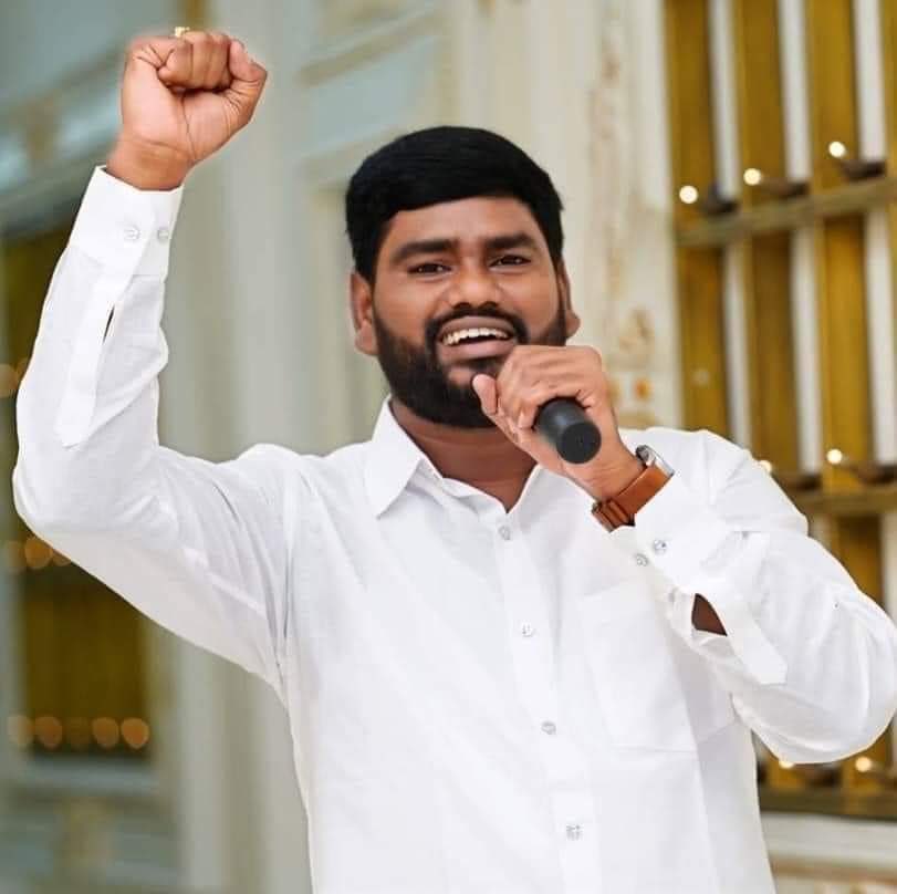 RSPraveenSwaero's tweet photo. తరతరాలుగా ఆధిపత్యవర్గాల జండాలు మోస్తూ, వారికోసం గొంతులు చించుకుంటూ, దగాపడుతూ, కరివేపాకుల్లా మారుతున్న సమస్త బహుజనులారా, ఇకనైనా మన ఇంటికి రండి, కనీసం ఆత్మగౌరవమైనా దొరుకుతుంది. రక్తం రుచి మరిగిన మృగాలు, ఎక్కడైనా గడ్డి తింటాయా? #FeelingBadForSaiChand #bsp #TakeBackTelangana https://t.co/yGunDLA11q