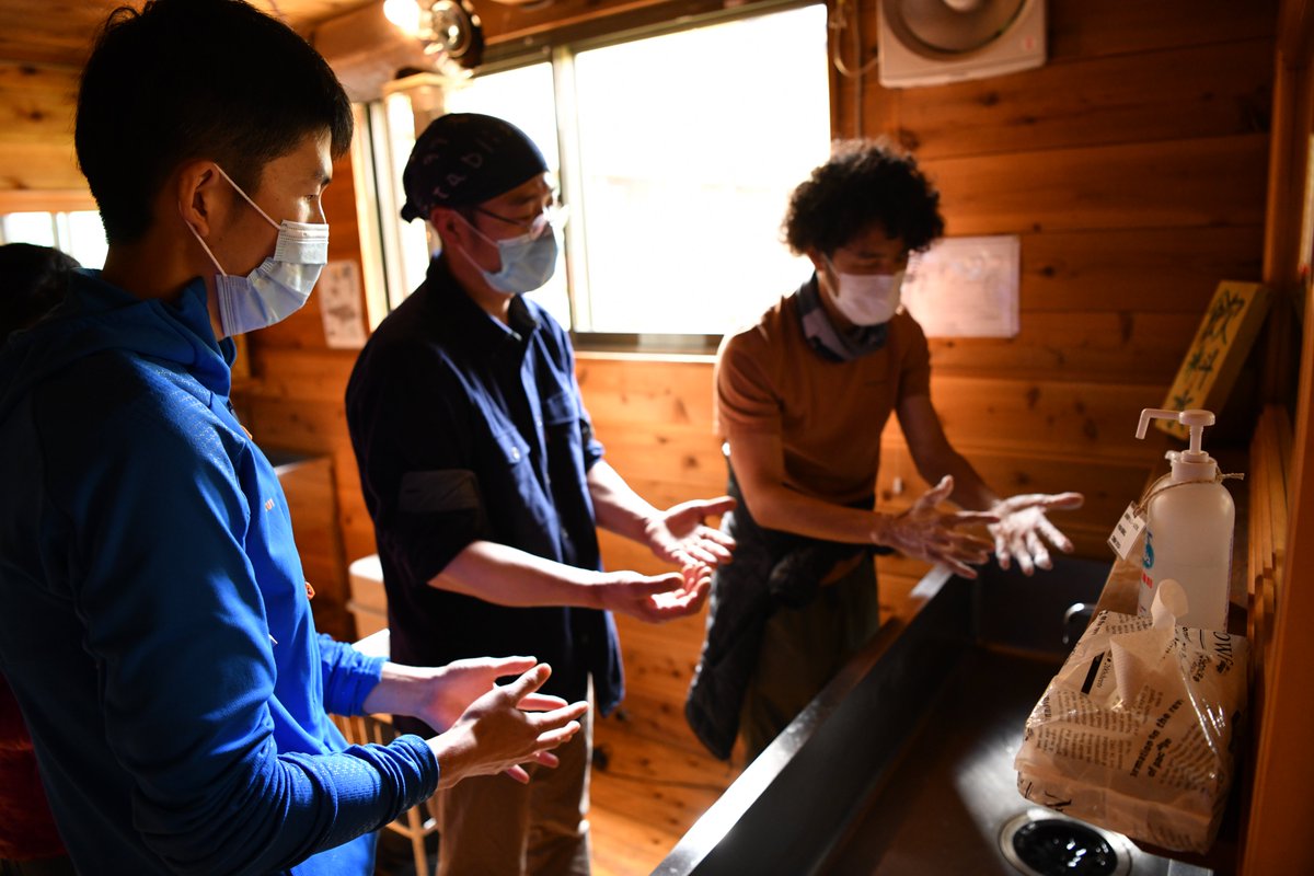 JapanAlpineClub's tweet photo. 登山者たちと接するなかで得た経験を元に、この2年間、登山シーンではどんな感染対策が講じられてきたか、その変遷と今後の展望について語ってくれます。
（続） https://t.co/7UmqL6PSaG
