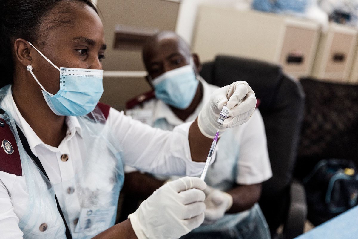 Agencia_Andina's tweet photo. Científicos y autoridades sanitarias de Sudáfrica confirmaron la detección de una nueva variante del coronavirus, identificada como B.1.1.529, que posee múltiples mutaciones. https://t.co/3T7LlKijSQ https://t.co/p95CZx76CN