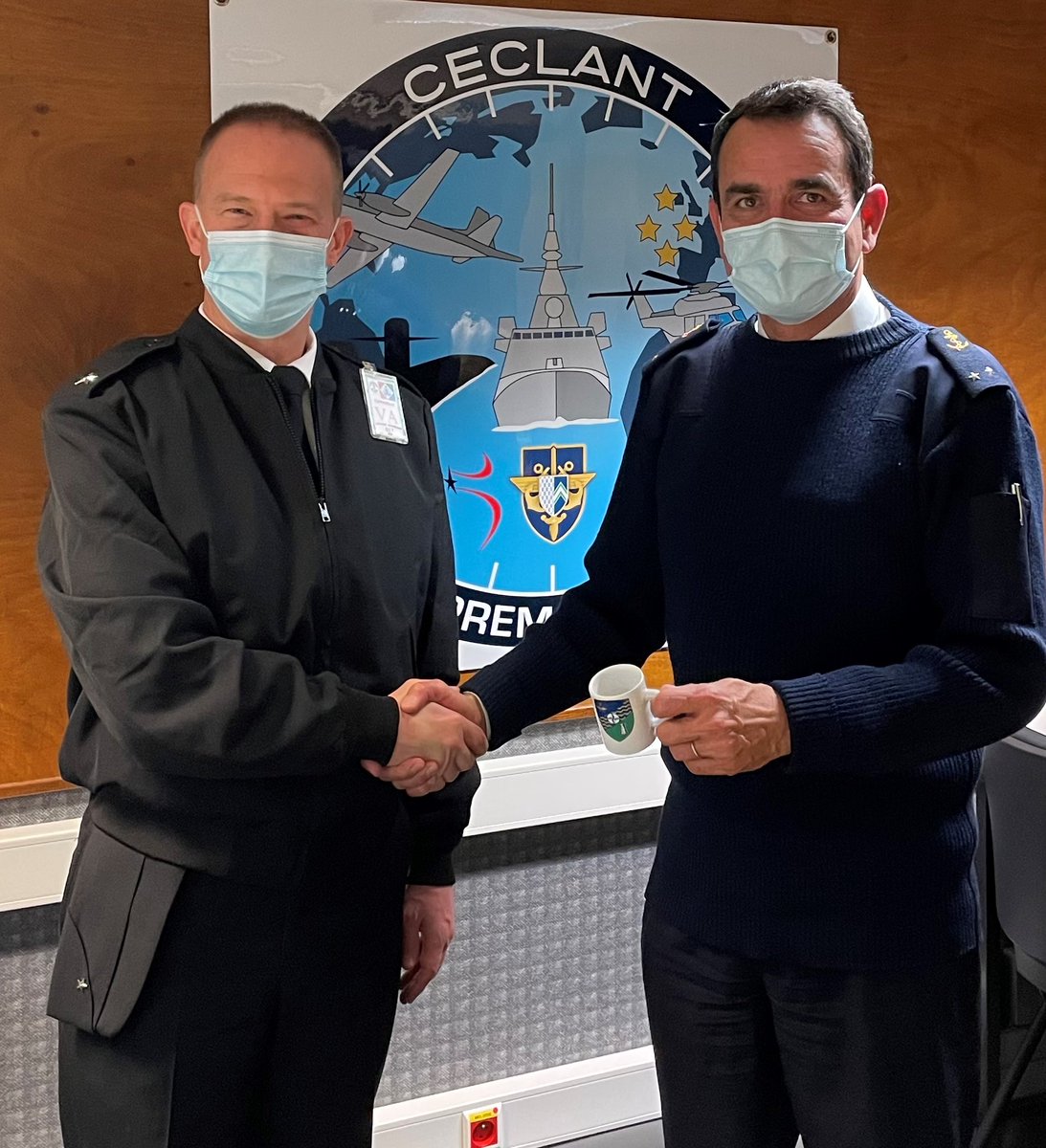 premar_ceclant's tweet photo. #Rencontre | Échange ce mardi au centre des opérations de la Marine à #Brest entre l'amiral Royer de Véricourt et le rear admiral Stephen G. Mack #COMSUBNATO

Objectifs : renforcer l’interopérabilité entre les alliés de @NATO avec les prochains grands exercices en #AtlantiqueNord https://t.co/wOAYGFdrPO