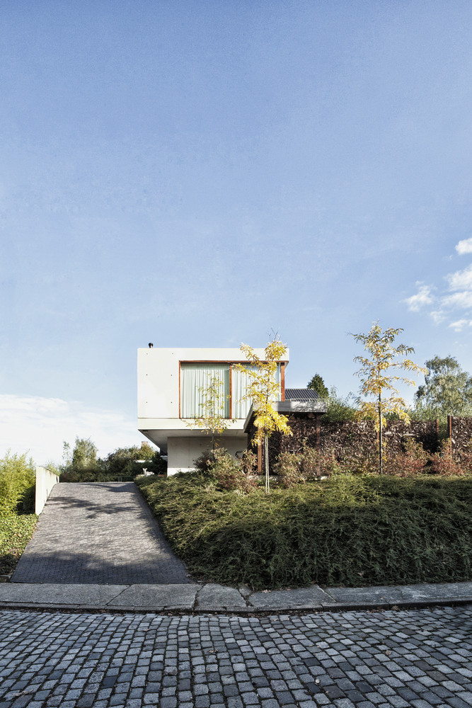 REMAXKaren's tweet photo. A sloped grade adds to the visual appeal of this #modernhome. #landscape  https://t.co/2vtxMYHPj5 https://t.co/W50tuyy2bj