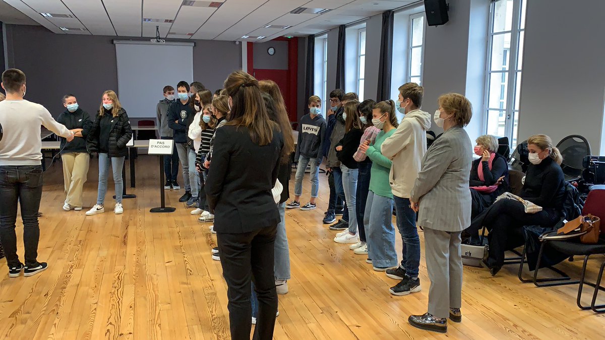 MazurierNicolas's tweet photo. #journéecontrelesviolencesfaitesauxfemmes aux @clgpierreloti  de #Rochefort séance d’éducation à la sexualité , lutte contre les #stéréotypes, la question du #consentement, les personnes et les numéros ressources à connaître #3919  @acpoitiers @BndicteRobert @AllegreSabrina https://t.co/Kwm3xibZZX