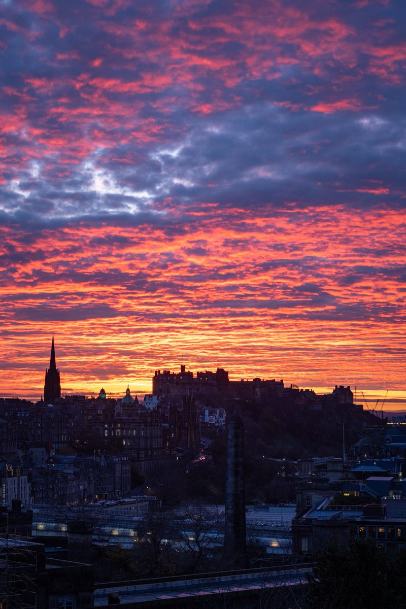 Unbelievable colour in the sky on Monday in #Edinburgh 😍😍😍#edinburghcastle #visitscotland