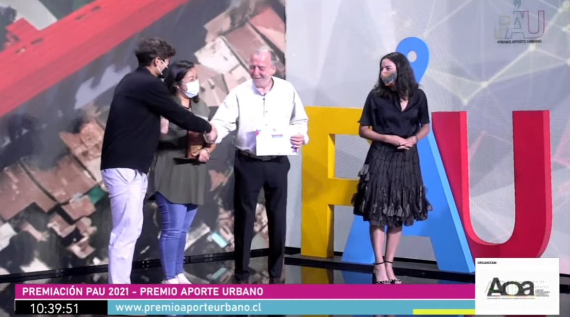doris_gonzalez_'s tweet photo. Estamos felices ❤ con Cristián Castillo, por este tremendo Premio Aporte Urbano #PremiosPAU al Barrio Maestranza Ukamau hoy en la @CamaraCChC Que la Ciudad siga avanzando a ser un espacio colectivo, de encuentro y diálogo para todas y todos #DemocratizarLaCiudad @Minvu https://t.co/AeULDThCbV