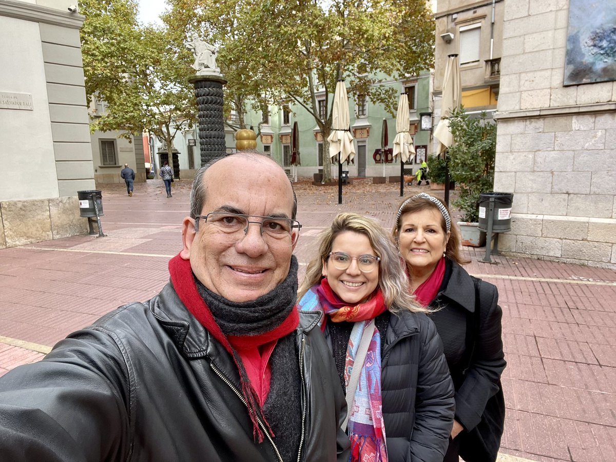 anibalacevedo's tweet photo. Feliz día de Acción de Gracias para todos. Saludos desde Figueres, provincia de Girona, Catalunya, España. https://t.co/y7hMDPQQPU