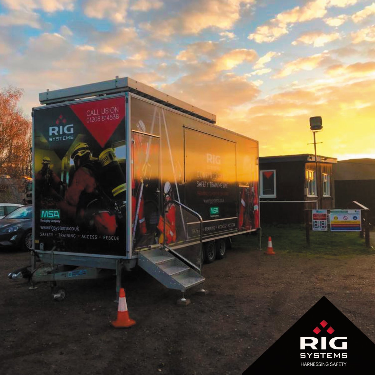 A beautiful Autumnal start to the day, with early morning trailer set-up.
 
Thank you to DWT Exhibitions for delivering the trailer to site.

#confinedspacetraining #specialistsafetytraining