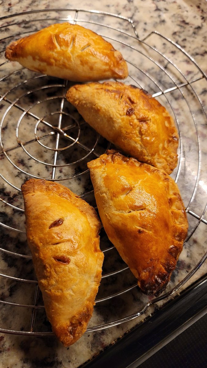 btleighs's tweet photo. Woke up to my ride or die making salted caramel apple fry pies. https://t.co/1qpORBR7Eb