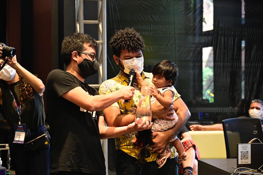 agendapropiaap's tweet photo. 📢| En el tercer día de #TheClimateStoryLAB #Amazonía iniciamos agradeciendo al agua y recordamos la importancia de proteger y sanar los ríos y mares.🌊

✊🏽| También contamos con la vocería de jóvenes líderes que luchan por protege sus territorios y contra el cambio climático⛅ https://t.co/9ujU43R9yy