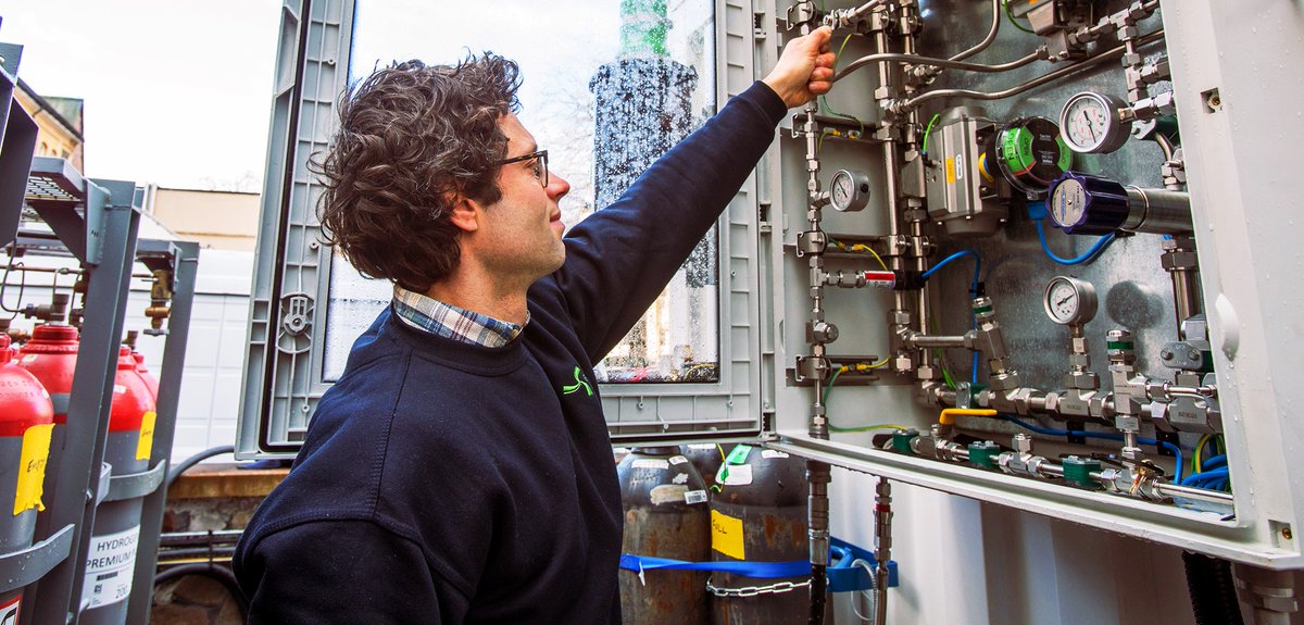 EnergyInstitute's tweet photo. The winner of the Low Carbon Award is @geo_pura. Their ground-breaking Hydrogen Power Unit proves that we can move away from fossil fuels and deliver zero emissions energy wherever and whenever it’s needed! Congrats @geo_pura #EIAwards https://t.co/ukemk7bqL9