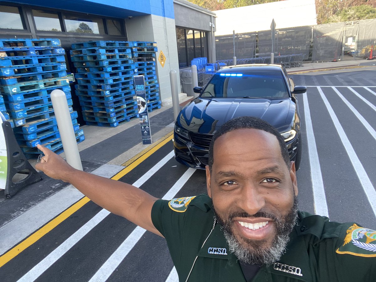 RealAndrewDFord's tweet photo. ⚠️BREAKING NEWS - I don't know who needs to hear this, but Walmart’s are closed on Thanksgiving Day. 

Happy Thanksgiving! https://t.co/bc5iHWstWe