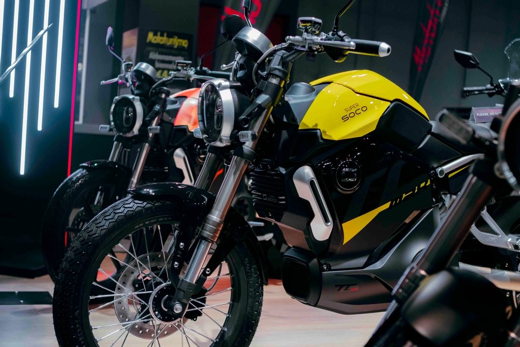 vmotosoco's tweet photo. New Color Range for the Super Soco TCMax.
⁠
We are live @eicmaofficial 2021!⁠
⁠
Come find us at Hall 22 - Booth T21.⁠
⁠
#EICMA #RoadToEICMA2021⁠
#Vmoto #VmotoSoco #VmotoSocoEV #SuperSoco #electricvehicles #electriciscool⁠ https://t.co/ceQp850Ise