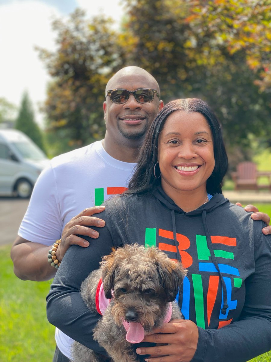 TroyVincentSr's tweet photo. On #Thanksgiving, and every day, beyond grateful for my @vincentcountry family. 

@NFLLegends | #NFLDads https://t.co/g3WAIJCnwY
