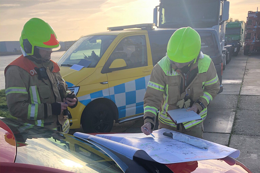 VRZHZ's tweet photo. Onlangs hebben 8 Hoofd officieren van Dienst uit 4 veiligheidsregio's meerdere trainingsdagen gehad in Dordrecht. Dit nieuwe initiatief is positief ontvangen en we kijken terug op een mooie reeks oefendagen. Dank aan @vakbekwaam_VRR, @Vakbekwaam_VRHM, @VRHvbh en @Vakbekwaam_ZHZ. https://t.co/Sg09hcJdNa