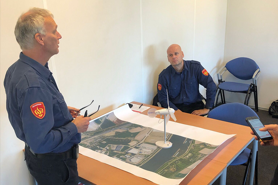 VRZHZ's tweet photo. Onlangs hebben 8 Hoofd officieren van Dienst uit 4 veiligheidsregio's meerdere trainingsdagen gehad in Dordrecht. Dit nieuwe initiatief is positief ontvangen en we kijken terug op een mooie reeks oefendagen. Dank aan @vakbekwaam_VRR, @Vakbekwaam_VRHM, @VRHvbh en @Vakbekwaam_ZHZ. https://t.co/Sg09hcJdNa
