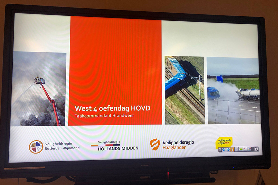 Onlangs hebben 8 Hoofd officieren van Dienst uit 4 veiligheidsregio's meerdere trainingsdagen gehad in Dordrecht. Dit nieuwe initiatief is positief ontvangen en we kijken terug op een mooie reeks oefendagen. Dank aan <a href="/vakbekwaam_VRR/">Vakbekwaamheid VRR</a>, <a href="/Vakbekwaam_VRHM/">Vakbekwaamheid VRHM</a>, @VRHvbh en <a href="/Vakbekwaam_ZHZ/">Vakbekwaamheid BrandweerZHZ</a>.