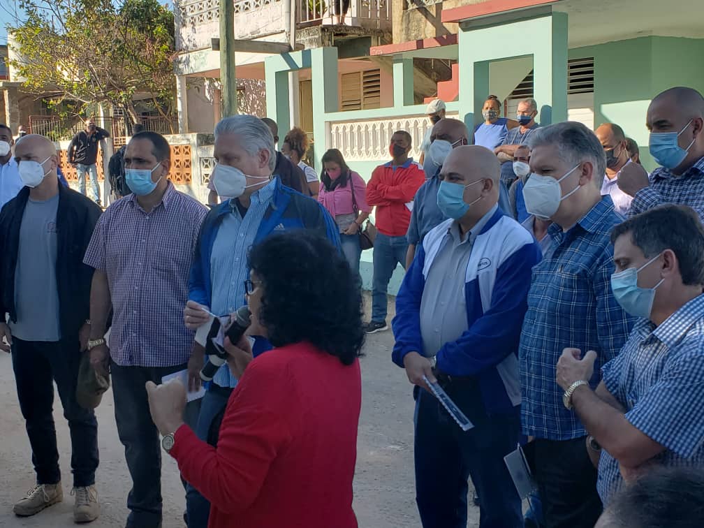 PresidenciaCuba's tweet photo. Presidente @DiazCanelB está en #Matanzas, justo en el Consejo Popular Playa, donde se transforman sus barrios. Habla allí del control popular y reitera que no se están interviniendo comunidades, se ha venido a apoyar.

Lo acompañan @DrRobertoMOjeda, @AlejandroGilF y @GHNordelo5. https://t.co/tU0ltbrdon