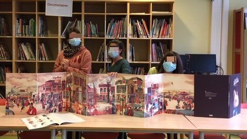 Il est sorti ce mercredi en librairie et il est déjà au CDI ! C'est le nouvel album de Rébecca Dautremer que vous présentent quelques élèves du club Dessin. L'album s'appelle Une toute petite seconde... et il va sans doute avoir beaucoup de succès pour Noël !!!