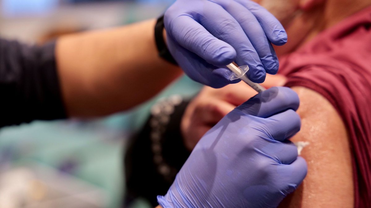 🚲 + 💉: Morgen, am Freitag, 26. November, könnt ihr euch bei der Fahrrad-Demo <a href="/CMCologne/">Critical Mass Köln</a> #allesindenArm impfen lassen. Bitte bringt Impfausweis (wenn vorhanden) und Personalausweis mit.

⏰: Morgen, 26. November, 12 bis 18 Uhr
🚩: Neumarkt 35-37 (ehem. Lampen-Geschäft "Remagen")