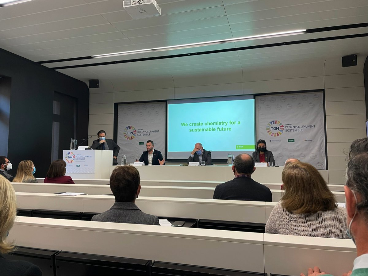 sergi_tost's tweet photo. Jornada molt interessant sobre sostenibilitat avui a Tarragona. És vital prendre consciència que el desenvolupament sostenible és el camí cap a un futur esperançador i els #ODS són l’eina o el full de ruta per arribar-hi. Enhorabona a tota l’organització.👏🏼 #TGNSostenible https://t.co/HFjvdbvGsl
