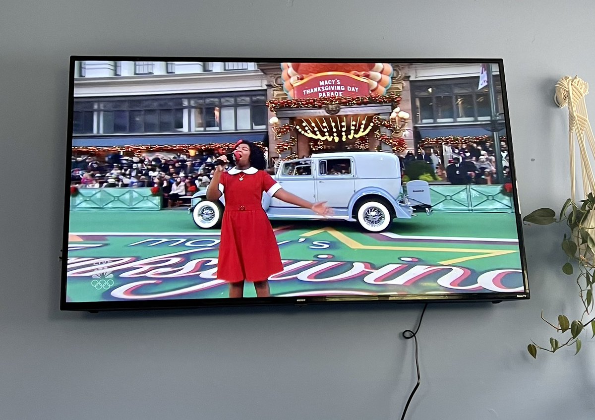 kro731's tweet photo. The fact that a little black girl opened the #MacysParade as Annie. #AnnieLive https://t.co/O4S5pLnmnX