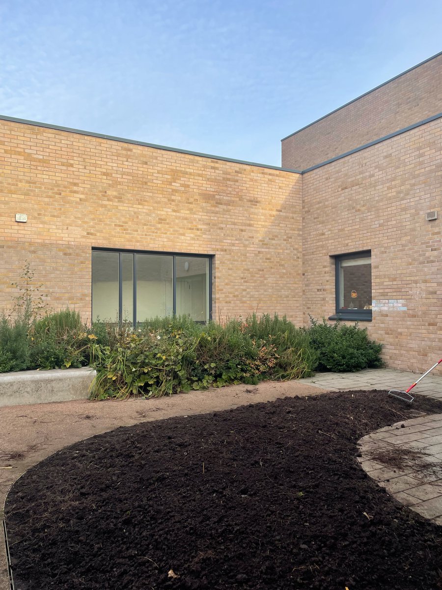 AdultReh's tweet photo. Check back in Spring to see the progress! #mentalhealth #IPCU #OT #gardening #meaningfulactivity #groupwork #inclusive @NHS_Lothian @CraigStenhouse1 @TraceyMcKigen @REHPatients @CheesemanJane @EdinOlderMH @OTAdultREH https://t.co/rJRvh5I6Op