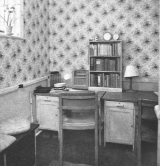 Boarding at Bedford School. Kirkman's House 1950-1992. Moved in 1992 to Pemberley Ave and renamed Phillpotts. bedfordschool.fireflycloud.net/archives/archi…