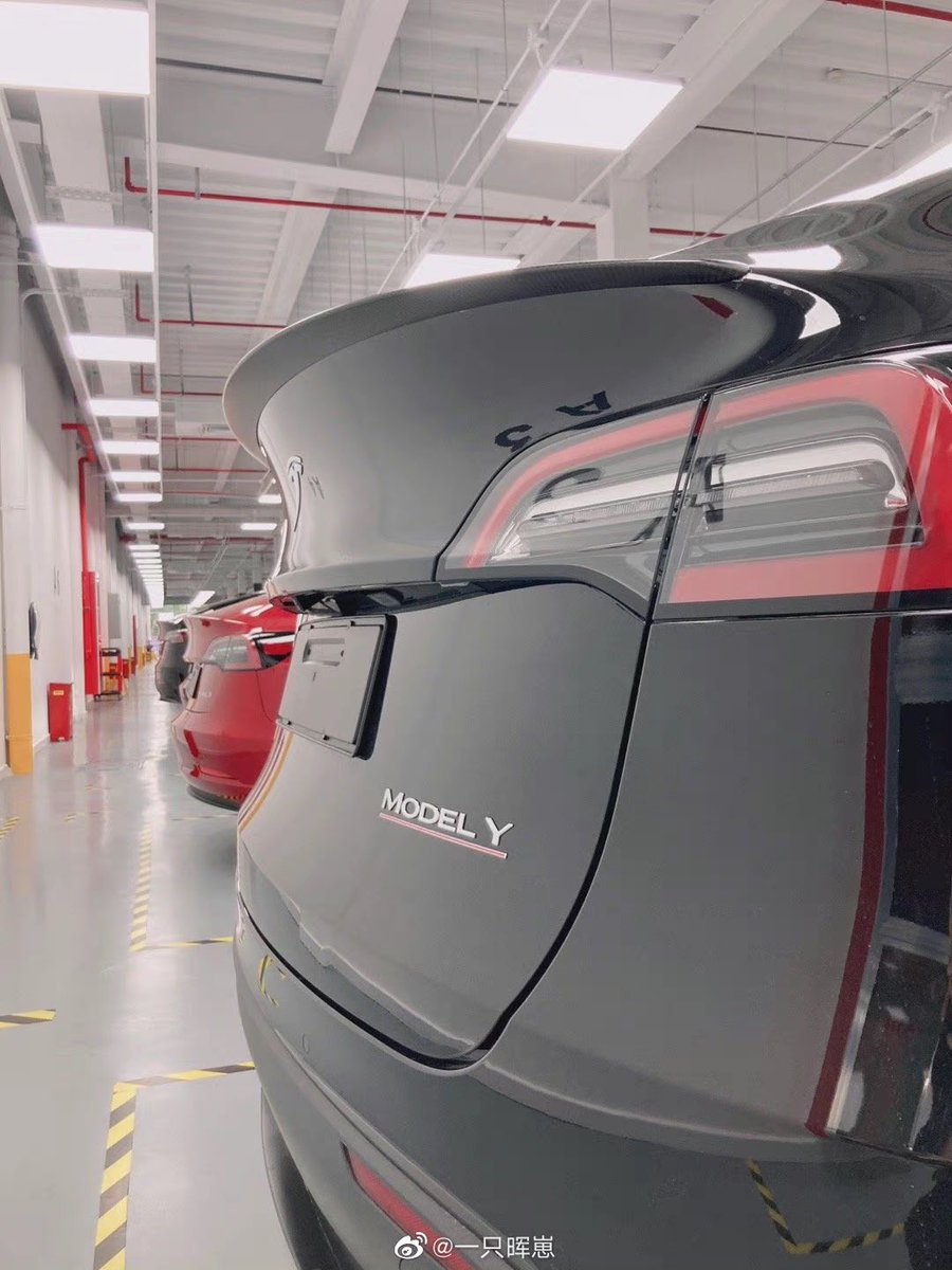 Tesla China delivered the first MIC Tesla Model Y Performance to this Lucky Tesla Employee in Shanghai. 
Congratulations to 一只晖崽 (Tesla China Employee)

#Tesla #TeslaChina #ModelY $TSLA <a href="/elonmusk/">Elon Musk</a>