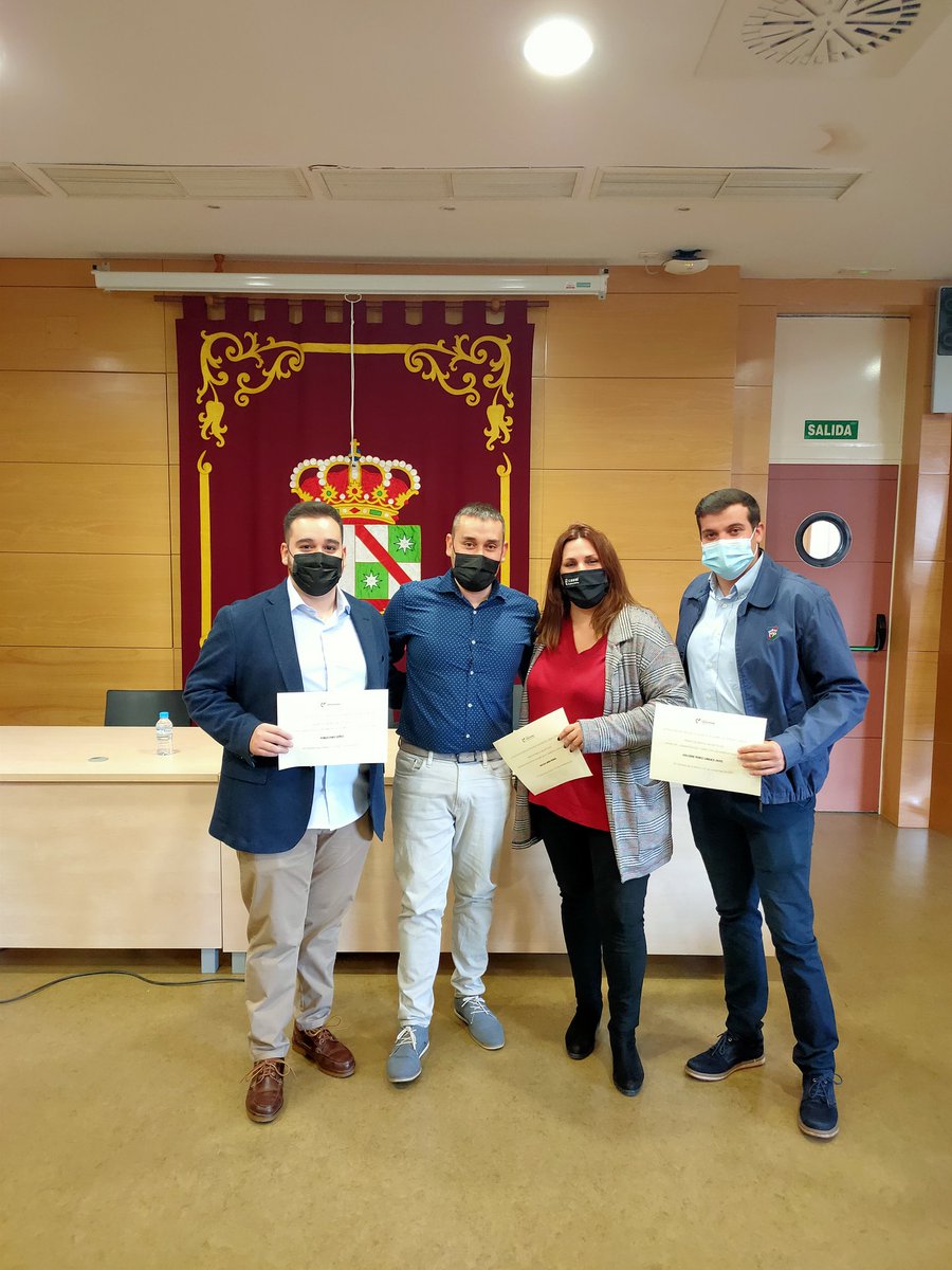 Súper orgulloso de mis estudiantes de TFM del <a href="/mi2md_uclm/">mi2md_uclm</a>, <a href="/NataliaSimonM/">Natalia Simón Medina</a> y Marcos, y de TFG del Grado en ADE, Guillermo, que hoy han recibido los premios a los mejores TFM y TFG, en sus respectivas categorías, de la @FacSocial_UCLM. Mil gracias a <a href="/juanaserranog/">Juana María Serrano</a> por la iniciativa
