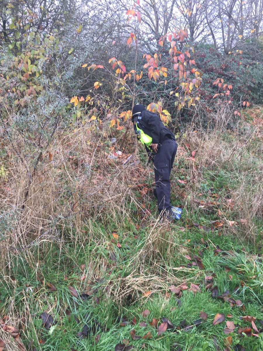 ChelmsleyWMP's tweet photo. #KnifeSweep | Knife and weapon sweep around #BluebellPark by PC Hall & PC Alom 🕵🏻♂️🚨
Nothing found on this occasion but it’s one of the many tactics we use to reduce knife crime‼️ #OpGuardian
#ProactivePolicing #SolihullImpact https://t.co/b4a7ih5qs9