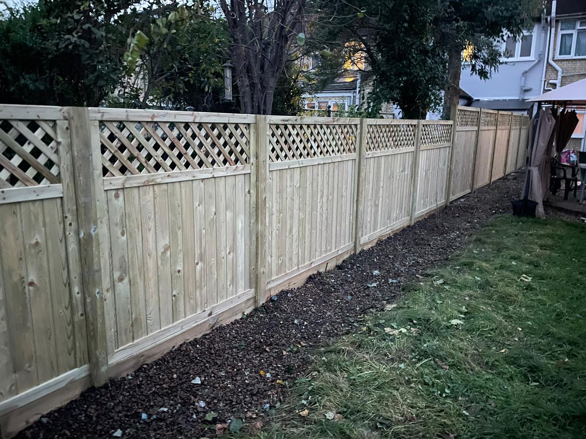 Built a timber fence with decorative trellis for privacy. 💯🏡
#landscapedesign #landscaping #fence