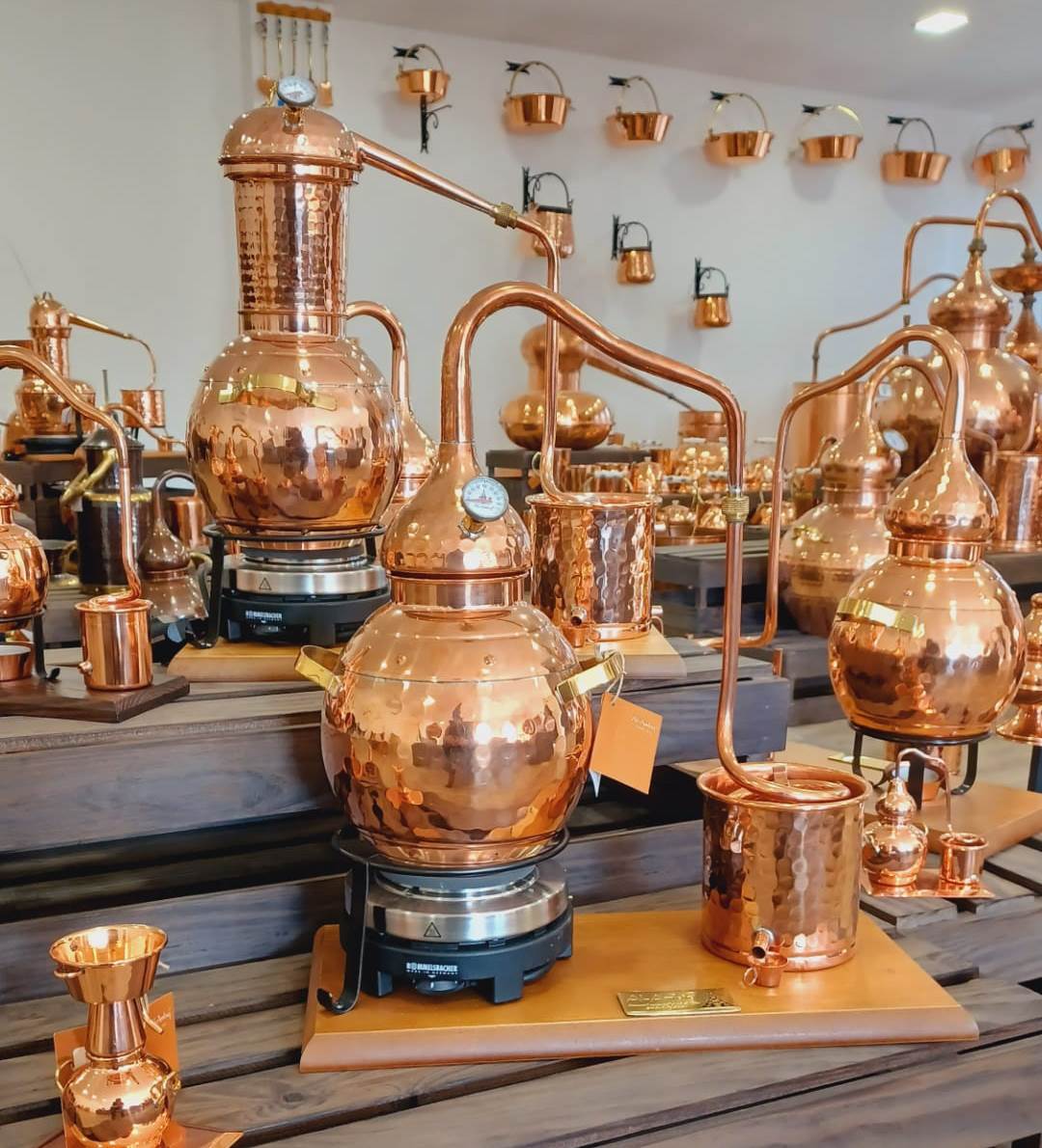 IberianCoppers's tweet image. Looking for some 🎁ideas? 
✨Make your own Gin or create a scentful Hydrosol.
2,5L #CopperStills are ideal for those who would like to experiment or initiate the art of distillation as well as being an excellent conversation piece! #iberiancoppers #BlackFriday #Christmasgifts