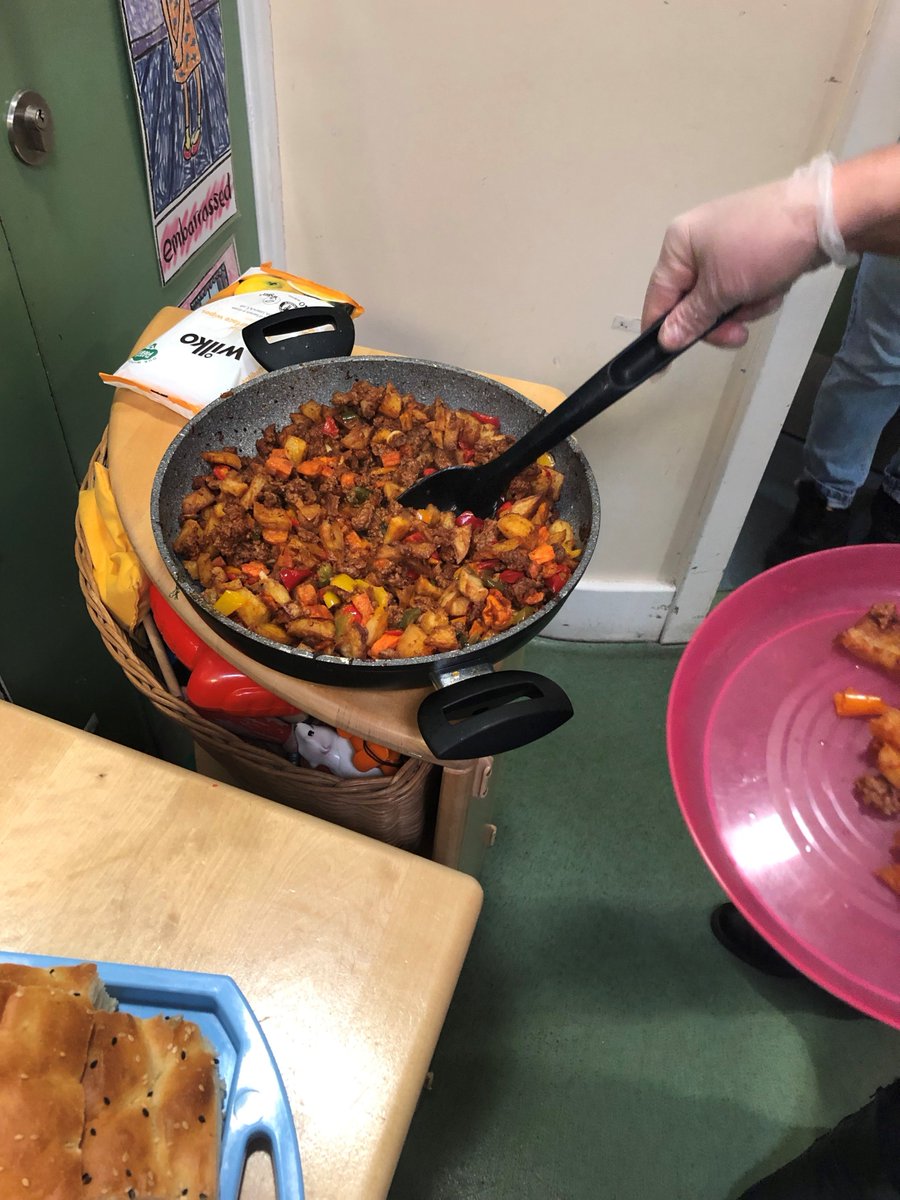 HannahDakinARC's tweet photo. Great morning visiting a Cook and Eat Session at @FloraGardensCC. This session is designed for Rose Voucher Families to share healthy recipe ideas. Today we made a traditional Sudanese dish.@AlexRoseCharity https://t.co/2lyENIrZYL