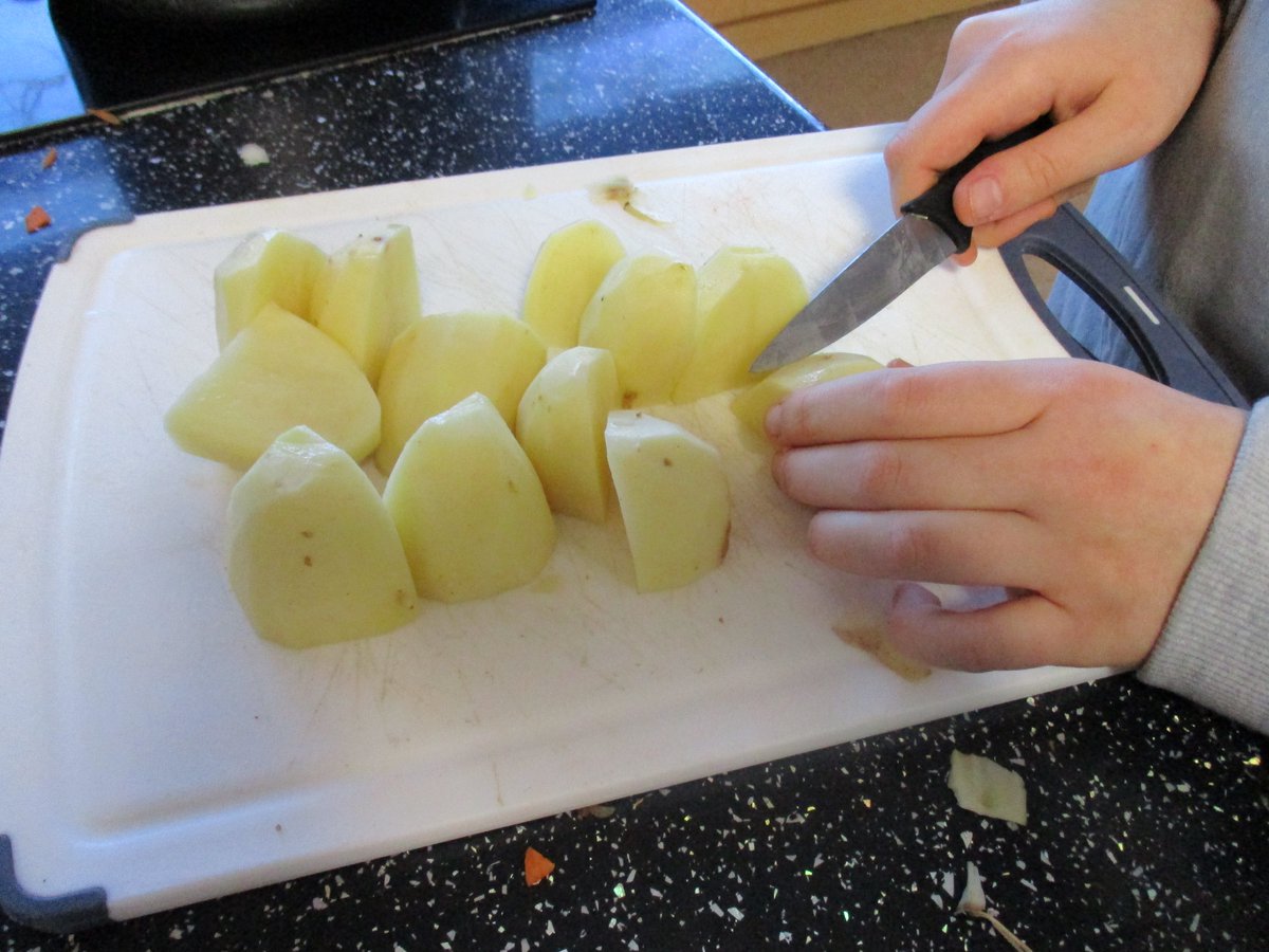 springfieldpru's tweet photo. Comforting Cheesy Cottage Pies made in Food Tech today! Skills shown include; grating, chopping, timing, mashing, frying, boiling and simmering! #yummy #sprfood #sprBTEC https://t.co/Vk6m190Z5h