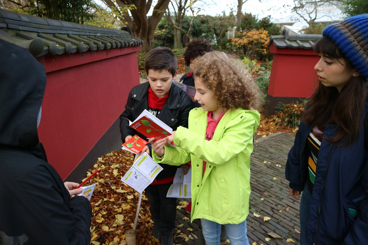 Studenten <a href="/UniLeiden/">Universiteit Leiden</a> geven de kinderen van hun Move je buurt-project een inkijkje in het studentenleven! In de <a href="/HortusLeiden/">Hortus Leiden</a> kregen de leerlingen een heus hoorcollege van <a href="/paykhar/">Sangar Paykhar - سنګر پیکار</a> over wat het betekent om wetenschapper te zijn. Daarna als echte wetenschappers op speurtocht!