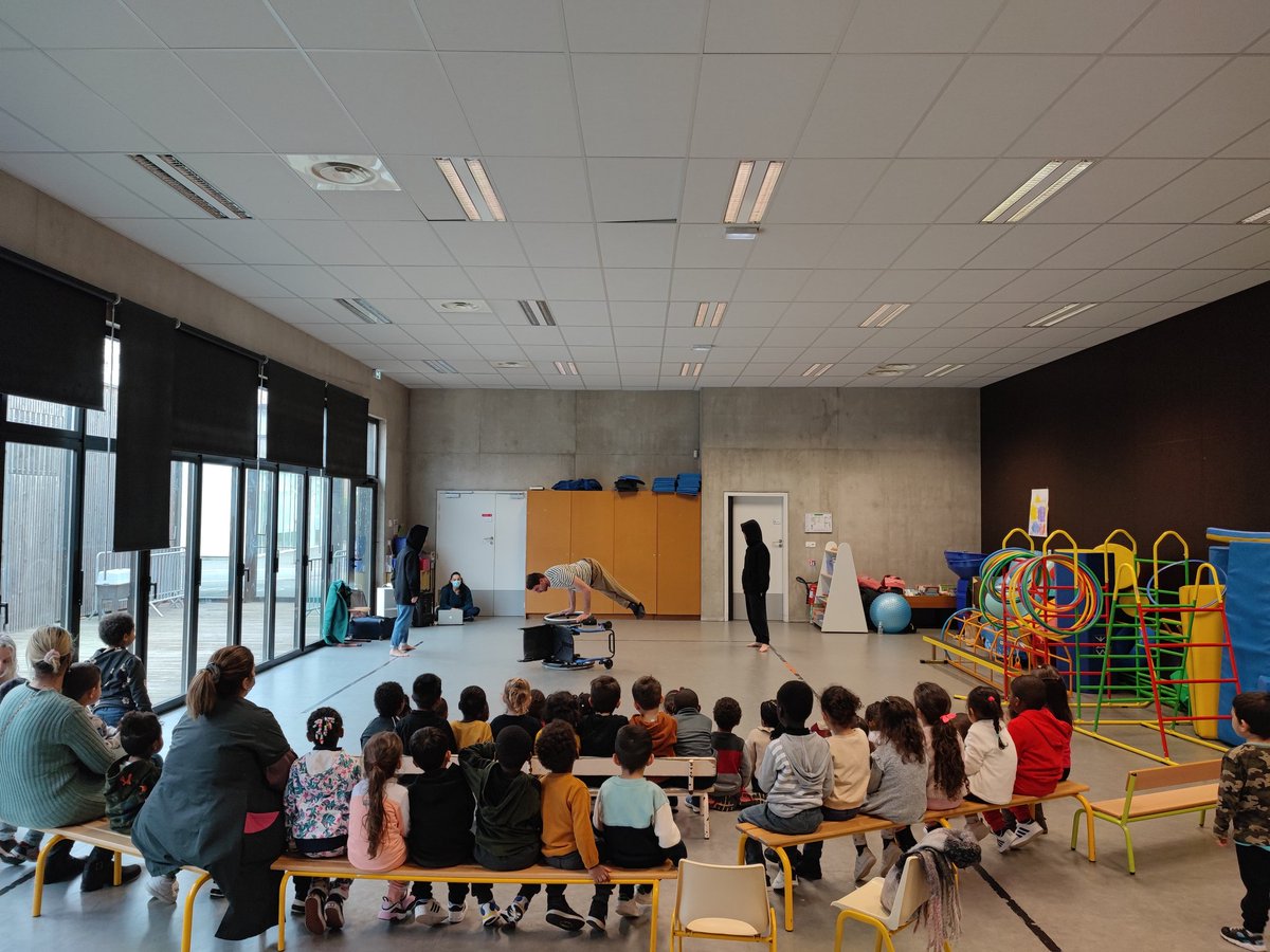 AEtincelle's tweet photo. Nouvelle série d'ateliers "Danse et handicap" avec la compagnie @ciemagalilesueur 
Petit moment de grâce lors des débats chorégraphiques avec les PS et MS de l'école maternelle Jean Jaurès à @villierslebel 
#dansehandicap #quartierssolidaires #villierslebel #egalitedeschances https://t.co/QJcypzM9nN