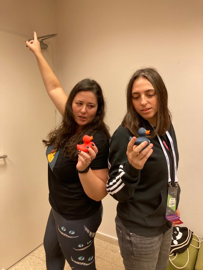 BarvazG's tweet image. הילה פוקס ואני היינו שקועות בהאם כדאי שהברווזים שלנו יתנשקו או יריבו אז התמונה קיבלה פריוריטי שני! וכמובן שגם אותה תשמעו בפרק המיוחד שלנו כאן ב
!#DevOpsDays2021
@DevOpsDaysTLV 
@VickiToVictory1