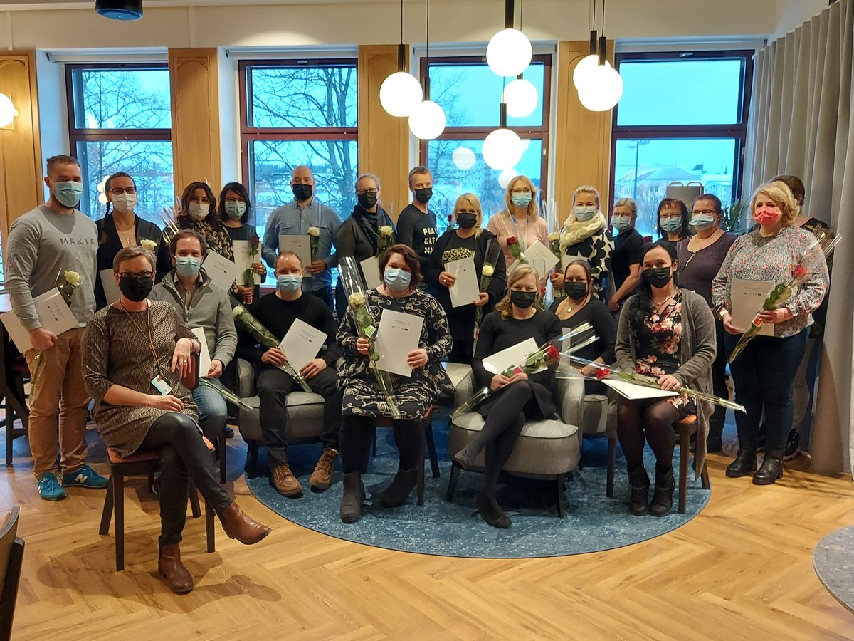 MtTiainen's tweet photo. Onnen päivä, olla @SosteriFI valmistuneiden #LeanMaster'eiden ympäröimänä ❤
Paljon onnea kaikille ja 
iso kiitos hyvästä #oppisopimuskoulutus'yhteistyöstä @AoSamiedu ja @MIFInstitute! Lue lisää 👇👇
https://t.co/c7Q87kYKpQ https://t.co/FbXYvnWUJa