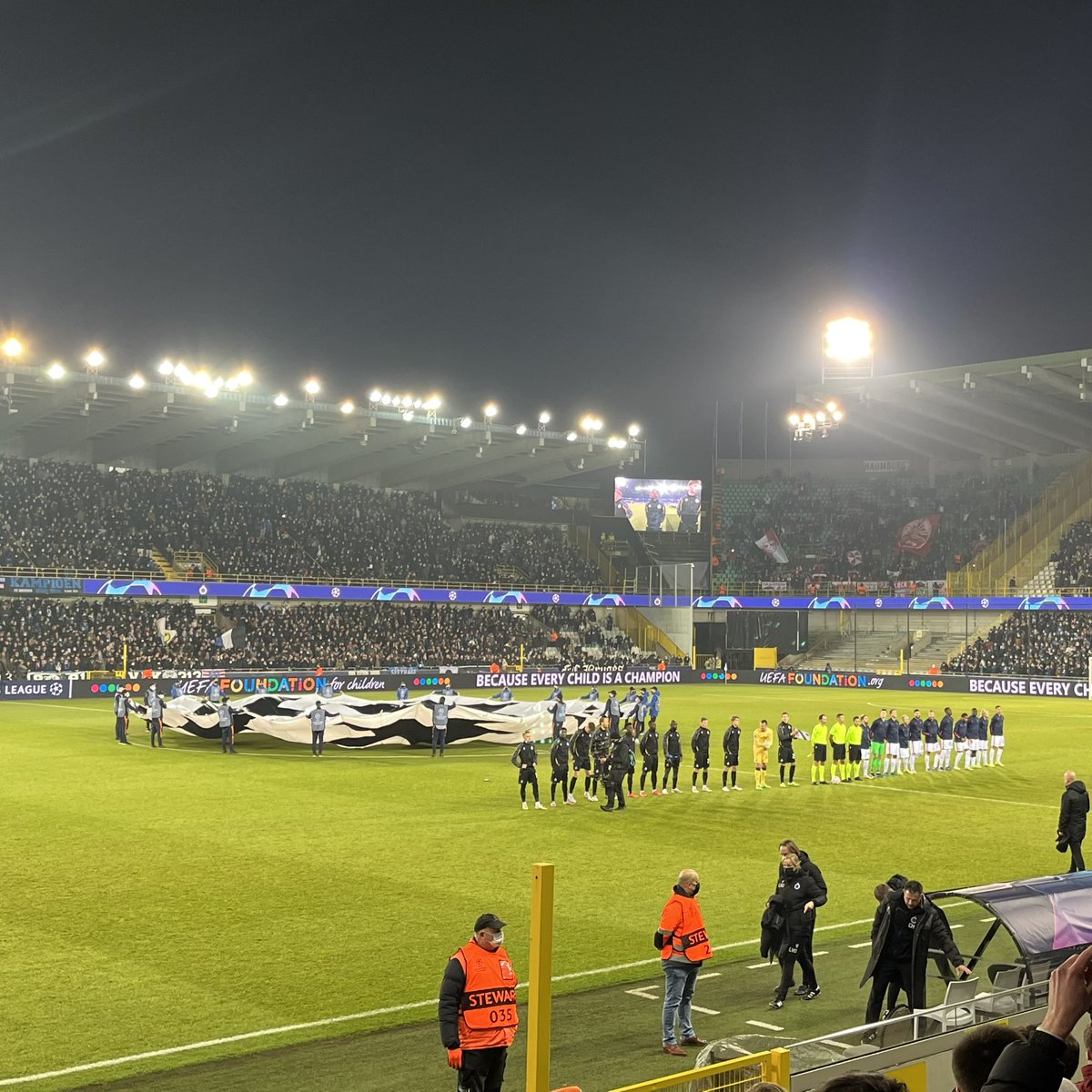 StefanMaas10's tweet photo. Europees avondje in Brugge… ⚽️🇧🇪

Thanks voor de tip, @gewooonlars en bedankt voor de kaarten, @Riksie82!

#UCL #clurbl https://t.co/RKTc1VF0va