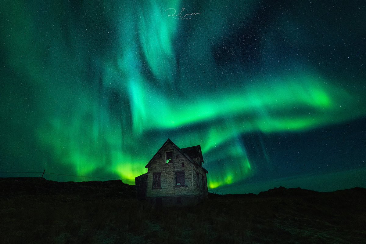 ryanennisphoto's tweet photo. Gm everyone!

Old abandoned homes, dark nights and the aurora are always a good combination!

Entranced 

Kvaløya , Tromsø , Norway 🇳🇴 

@NikonEurope @VisitTromso @visitnorway #auroraborealis #nightskyphotography https://t.co/rkDcHPfloA