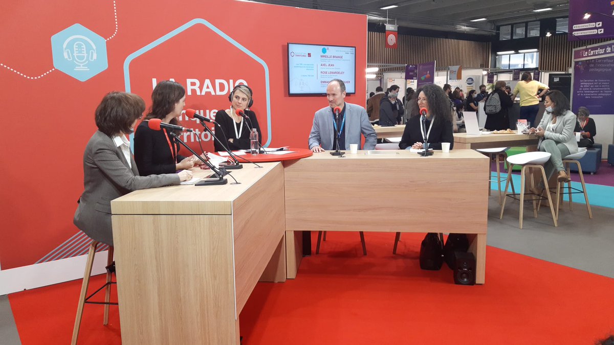 BanqueDesTerr's tweet photo. #RadioBDT : pour Emmanuelle Jacquier, @AcAmiens il faut que l'enfant soit acteur de son apprentissage pour cela il faut utiliser la formation entre paires et l'innovation : lier la robotique aux savoirs fondamentaux comme les mathématiques par exemple! #EducatecTice https://t.co/zIrPhb5CSX