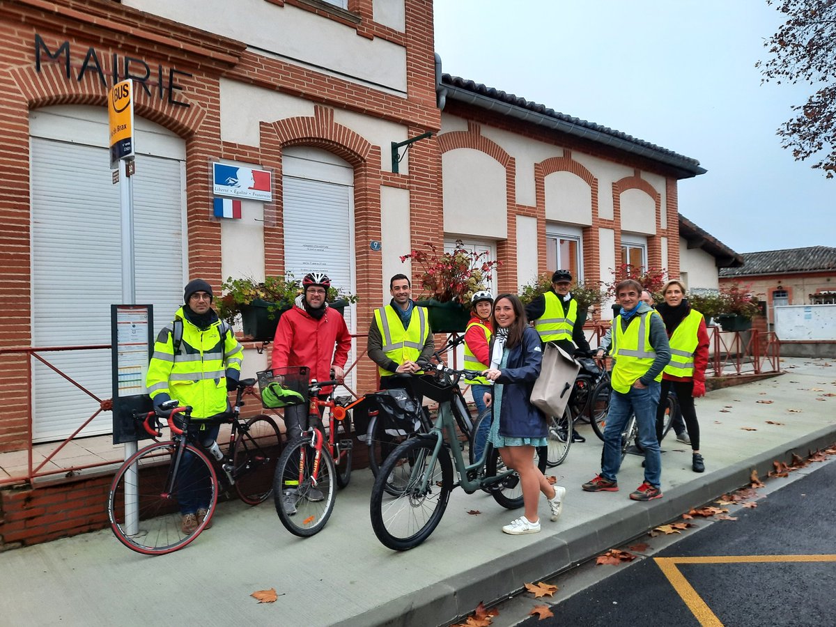 Camille_2Neau's tweet photo. 🚴‍♀️RÉSEAU EXPRESS VÉLO🚴‍♀️ Grand merci à @MaximeBoyer31, VP de @TlseMetropole en charge du Vélo, venu sur le terrain pour effectuer le tracé étudié pour relier #Brax à #Pibrac et #Colomiers. T.Zanatta et moi-même nous réjouissons vivement du développement rapide de ce réseau vélo. https://t.co/OesQ6Yck3W